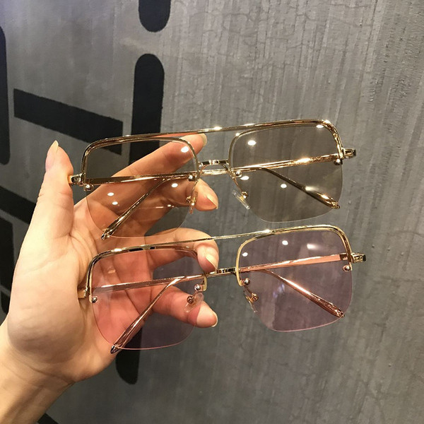 Μοντέρνα γυαλιά κατάλληλα για άντρες και γυναίκες σε τετράγωνο σχήμα