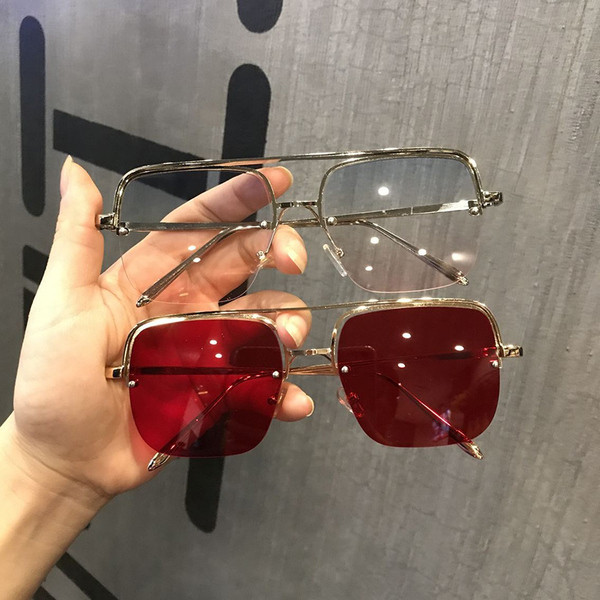 Μοντέρνα γυαλιά κατάλληλα για άντρες και γυναίκες σε τετράγωνο σχήμα