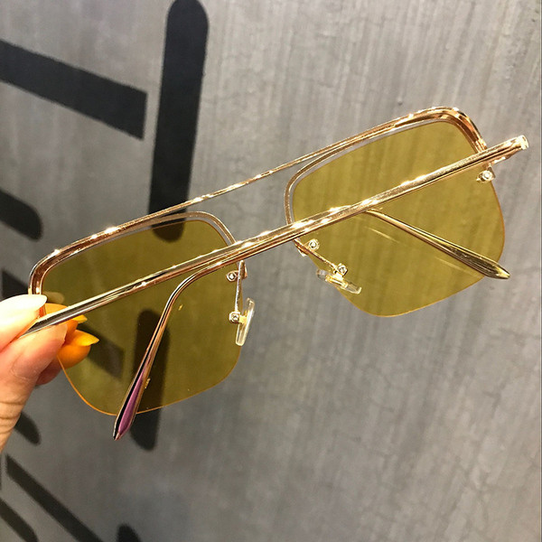 Μοντέρνα γυαλιά κατάλληλα για άντρες και γυναίκες σε τετράγωνο σχήμα