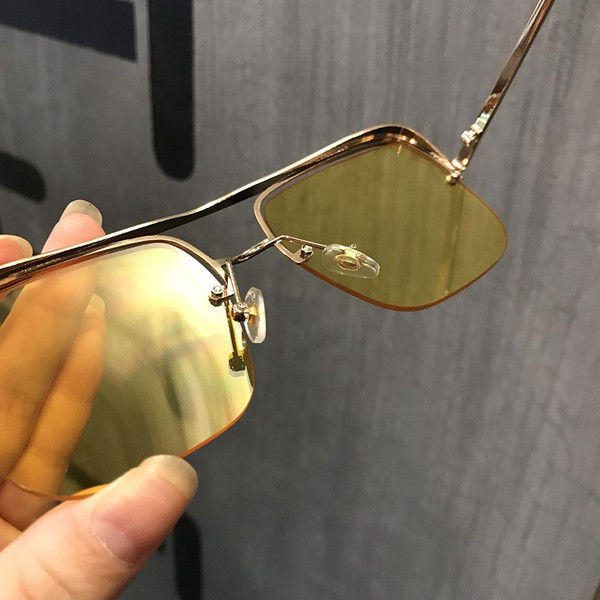 Μοντέρνα γυαλιά κατάλληλα για άντρες και γυναίκες σε τετράγωνο σχήμα