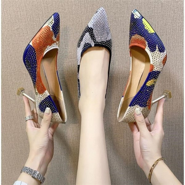 Κομψά γυναικεία ψηλοτάκουνα παπούτσια με πέτρες και μοτίβο