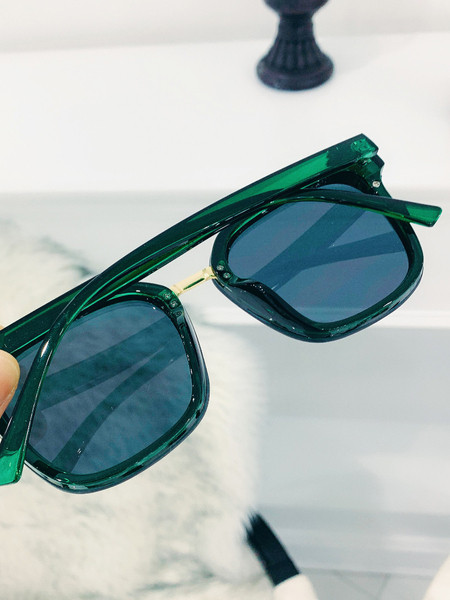 Νέο μοντέλο γυναικεία γυαλιά σε τετράγωνο σχήμα και διαφορετικά χρώματα