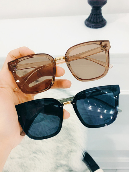 Νέο μοντέλο γυναικεία γυαλιά σε τετράγωνο σχήμα και διαφορετικά χρώματα