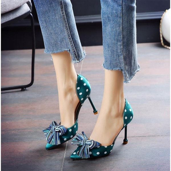 Elegantsed paela ja täppidega naiste kõrge kontsaga kingad