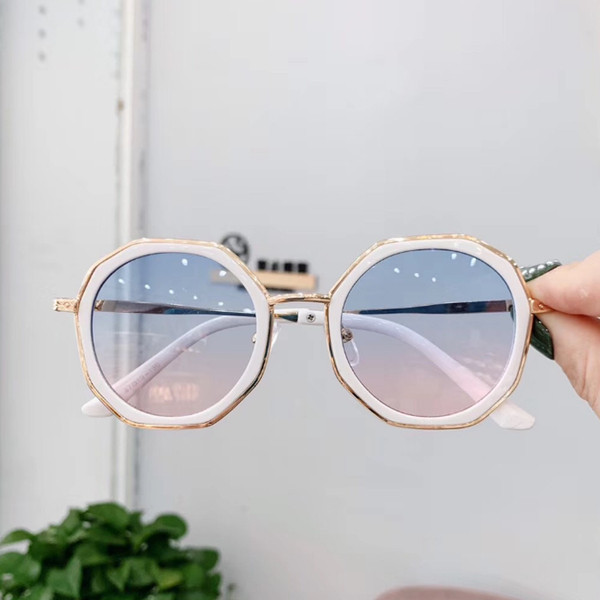 Μοντέρνα γυναικεία στρογγυλά γυαλιά σε διαφορετικά χρώματα