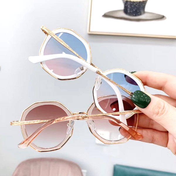 Μοντέρνα γυναικεία στρογγυλά γυαλιά σε διαφορετικά χρώματα