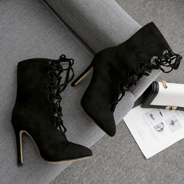 Uus mudel ökoseemisnahast naiste saapad, millel on paelad ja kõrged kontsad