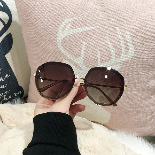 UV-kaitsega naiste päikeseprillid pruuni ja musta värviga