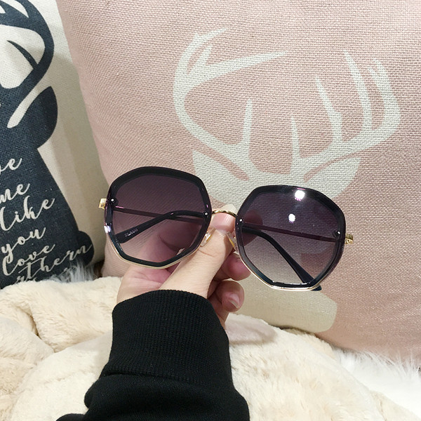 UV-kaitsega naiste päikeseprillid pruuni ja musta värviga