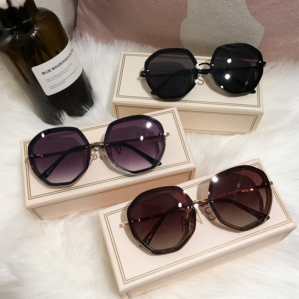 UV-kaitsega naiste päikeseprillid pruuni ja musta värviga