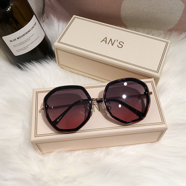 UV-kaitsega naiste päikeseprillid pruuni ja musta värviga