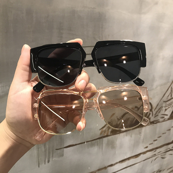 Novi model ženskih naočala u retro stilu i više boja