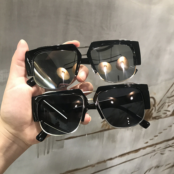 Novi model ženskih naočala u retro stilu i više boja