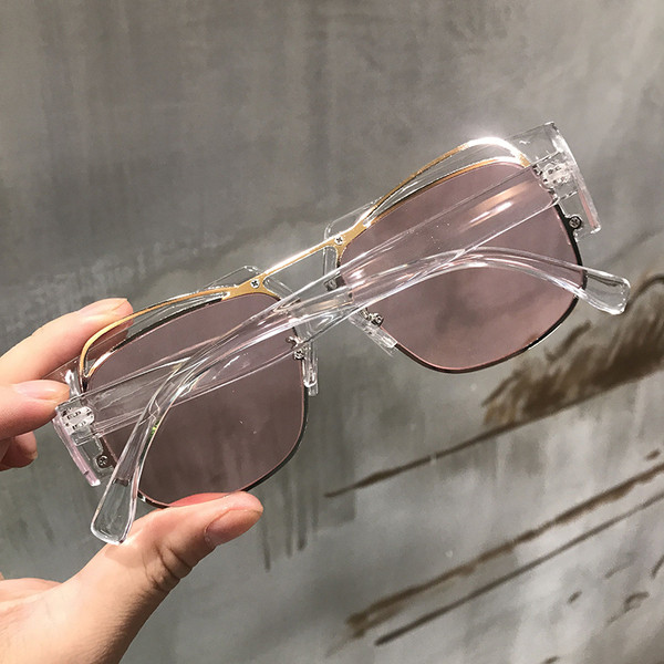 Novi model ženskih naočala u retro stilu i više boja