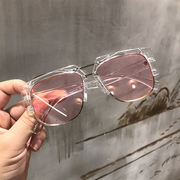 Novi model ženskih naočala u retro stilu i više boja