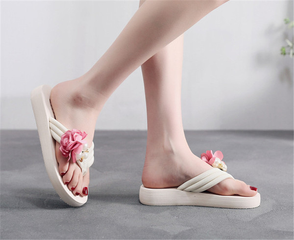 Ženske papuče s ravnom platformom pogodne za plažu