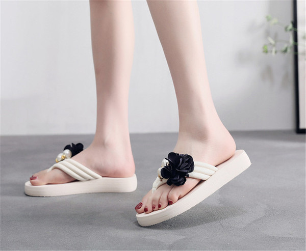 Ženske papuče s ravnom platformom pogodne za plažu