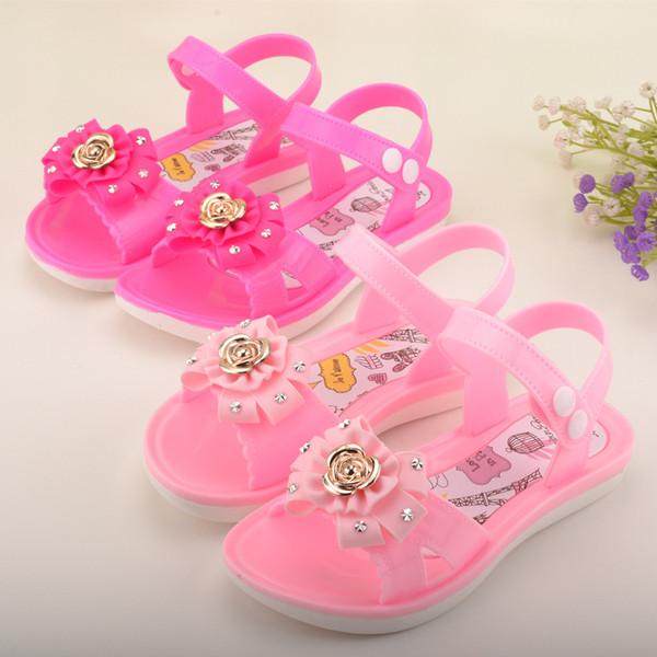 Παιδικά casual σανδάλια με μεταλλικό στοιχείο και κουμπί