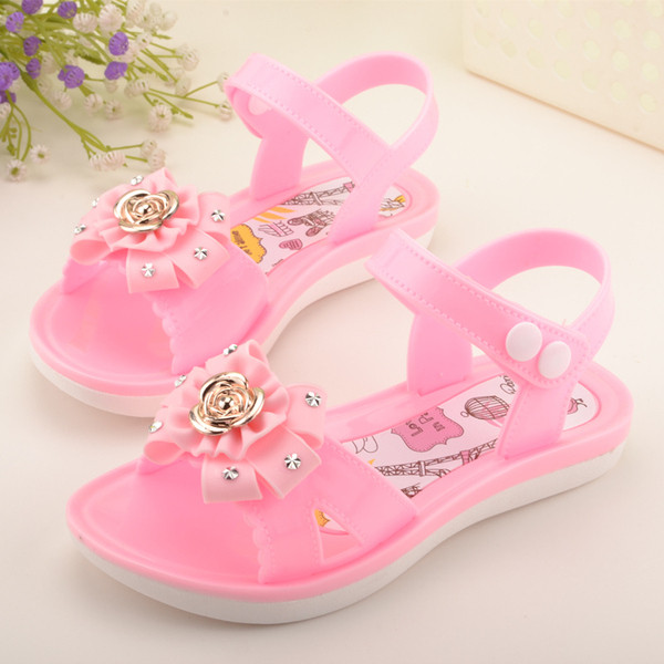 Παιδικά casual σανδάλια με μεταλλικό στοιχείο και κουμπί