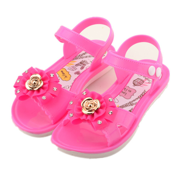 Παιδικά casual σανδάλια με μεταλλικό στοιχείο και κουμπί