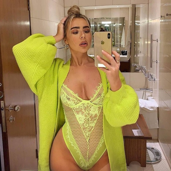 Naiste keha mitmes värvitoonis võrgu ja pitsiga