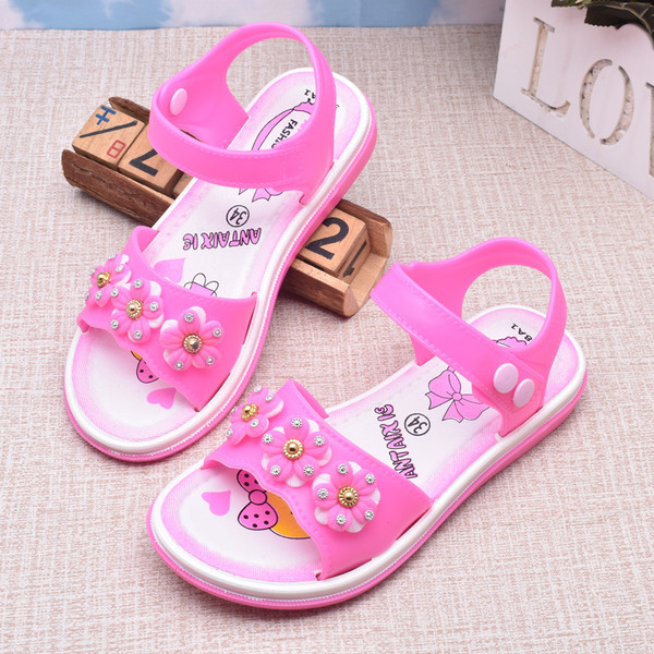 Moodsad lillede ja nööpidega laste sandaalid