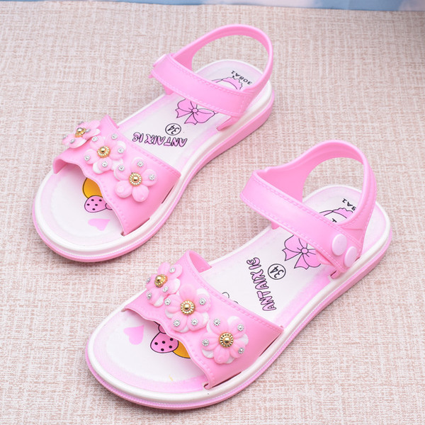 Moodsad lillede ja nööpidega laste sandaalid