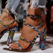 Modern női szandál állatmintával és magassarkúval