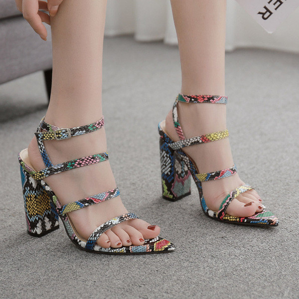 Modern női szandál állatmintával és magassarkúval