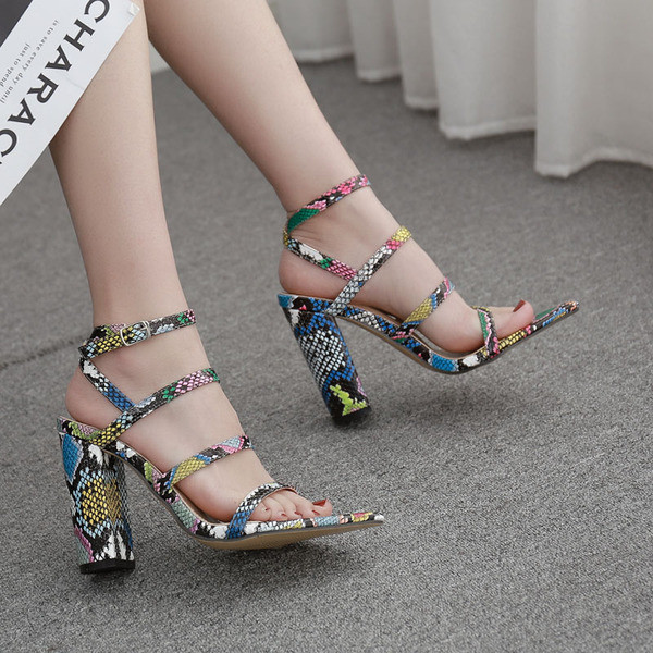 Modern női szandál állatmintával és magassarkúval