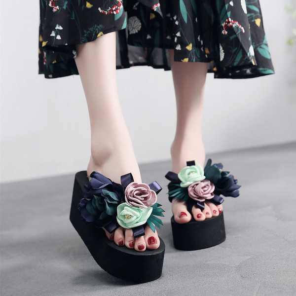 Naiste vabaaja sussid kõrge platvormi ja 3D elemendiga