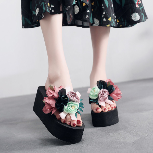 Naiste vabaaja sussid kõrge platvormi ja 3D elemendiga