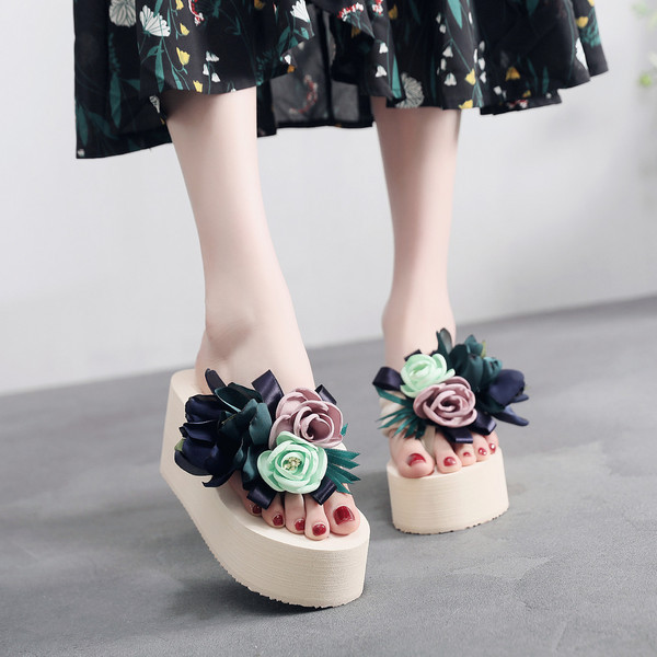 Naiste vabaaja sussid kõrge platvormi ja 3D elemendiga