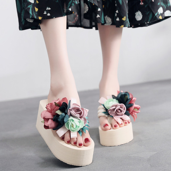 Naiste vabaaja sussid kõrge platvormi ja 3D elemendiga