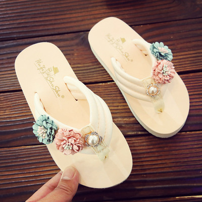 Női papucs lapos platformmal és díszítéssel