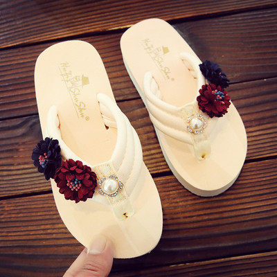 Női papucs lapos platformmal és díszítéssel