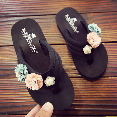 Női papucs lapos platformmal és díszítéssel