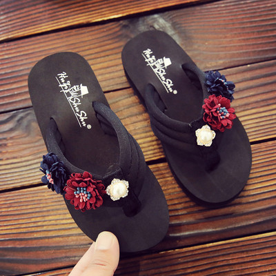 Női papucs lapos platformmal és díszítéssel