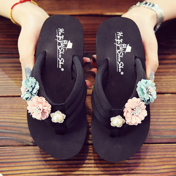 Női papucs lapos platformmal és díszítéssel