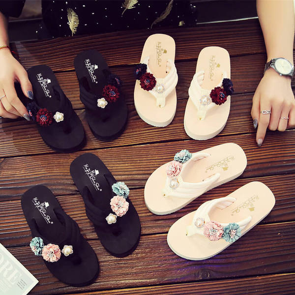 Női papucs lapos platformmal és díszítéssel