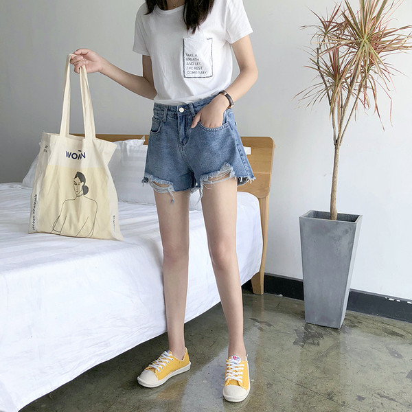 Naiste vabaaja lühikesed taskutega ja rebenenud paremal teksapüksid