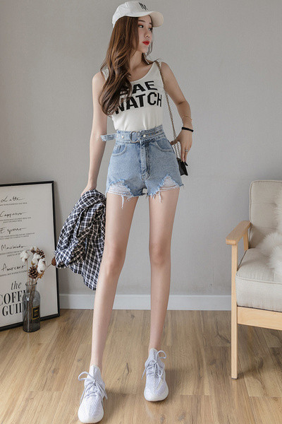 Vabaaja naiste lühikesed teksad, millel on vöö ja rebenenud parempoolne