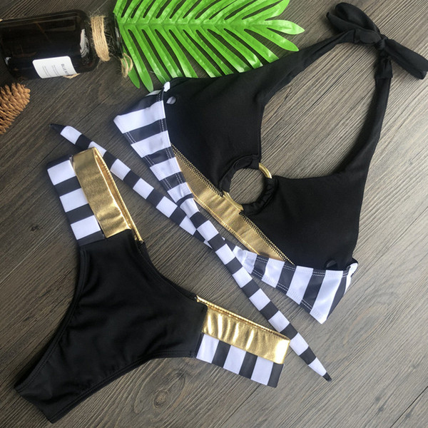 Moodne kaheosaline metallelementidega ujumistrikoo