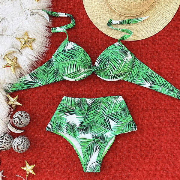 Lillemustriga naiste ujumistrikoo