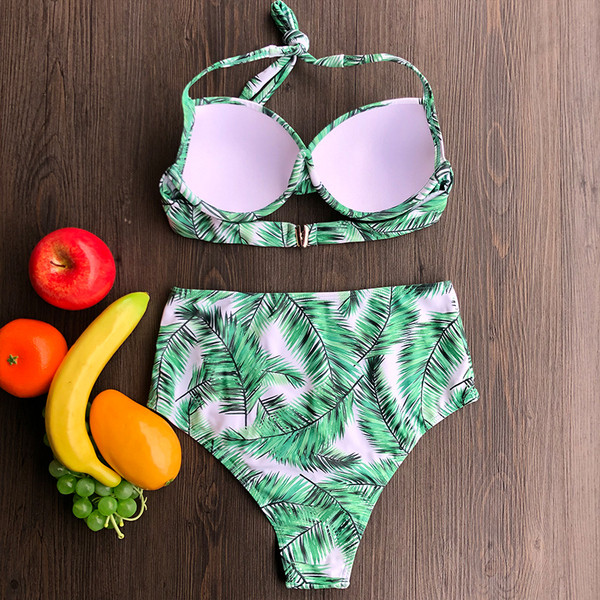 Lillemustriga naiste ujumistrikoo