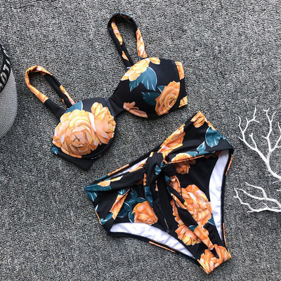 Costum de baie dama cu model floral si top taiat puternic