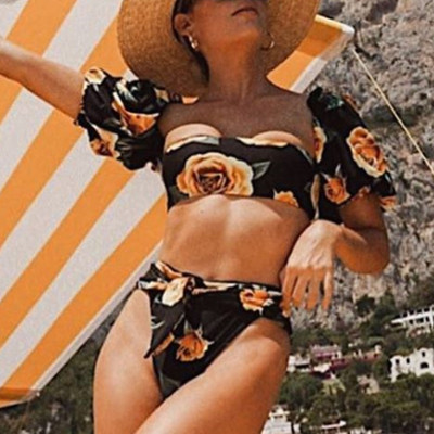 Costum de baie dama cu model floral si top taiat puternic