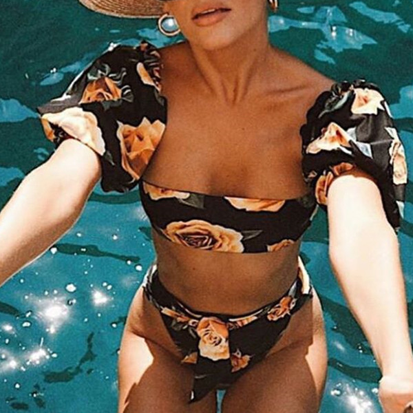 Lillemustri ja tugeva lõikega ülaosaga naiste ujumistrikoo