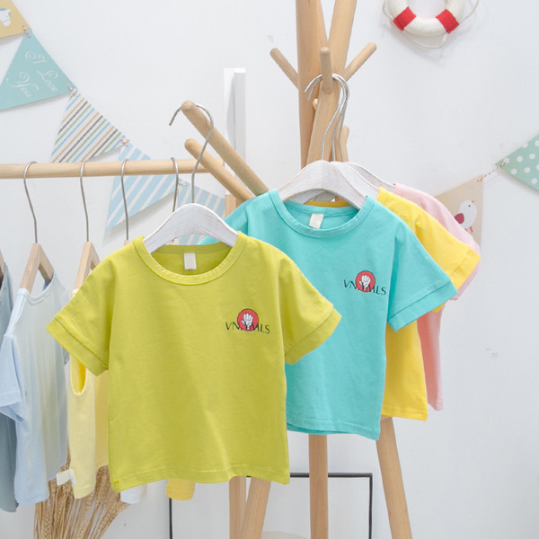 Moodne ümara kaelusega ja lühikeste varrukatega laste T-särk