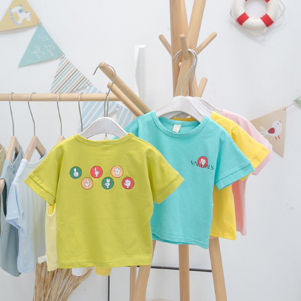 Moodne ümara kaelusega ja lühikeste varrukatega laste T-särk